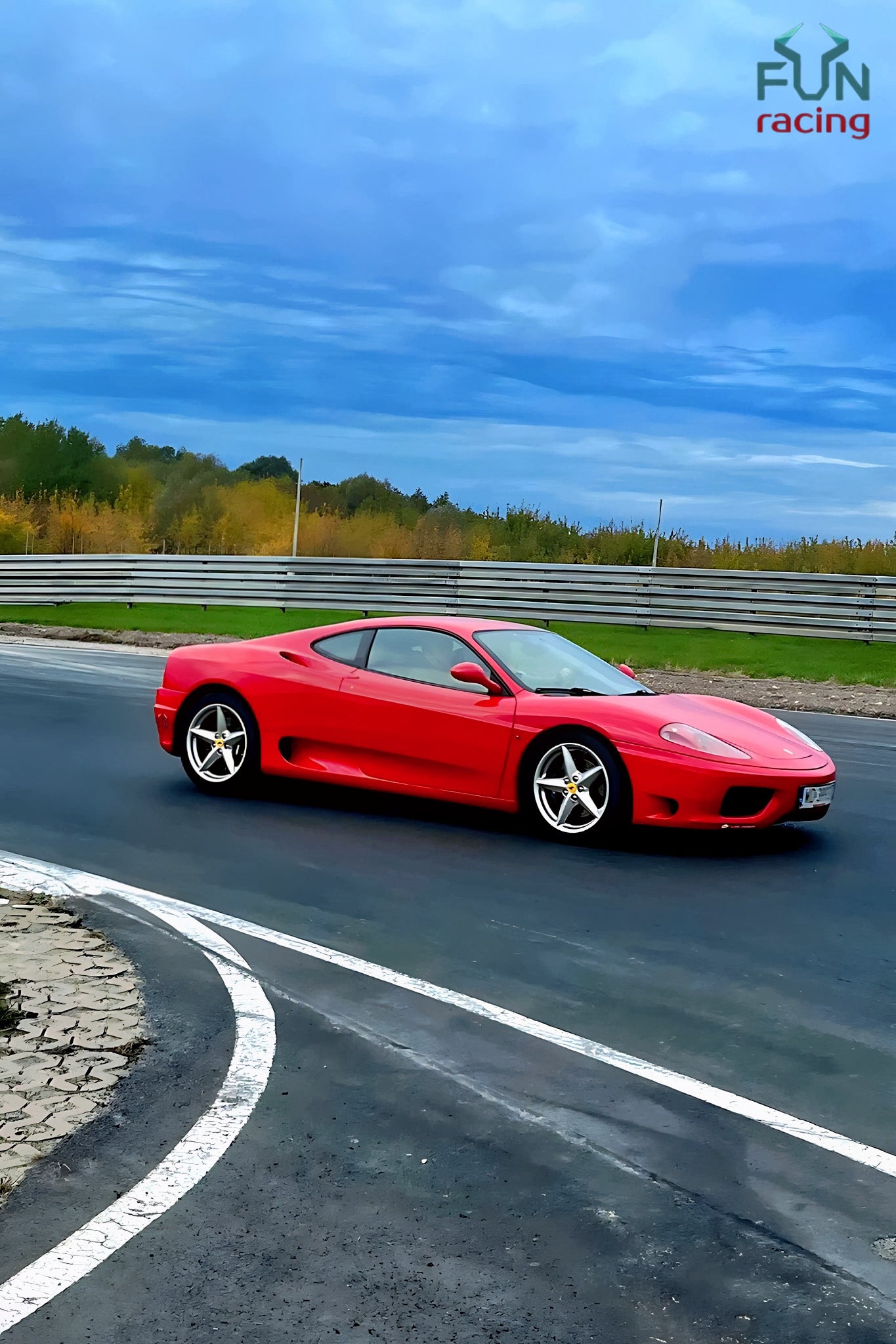 Ferrari F360 Modena ulicami miasta
