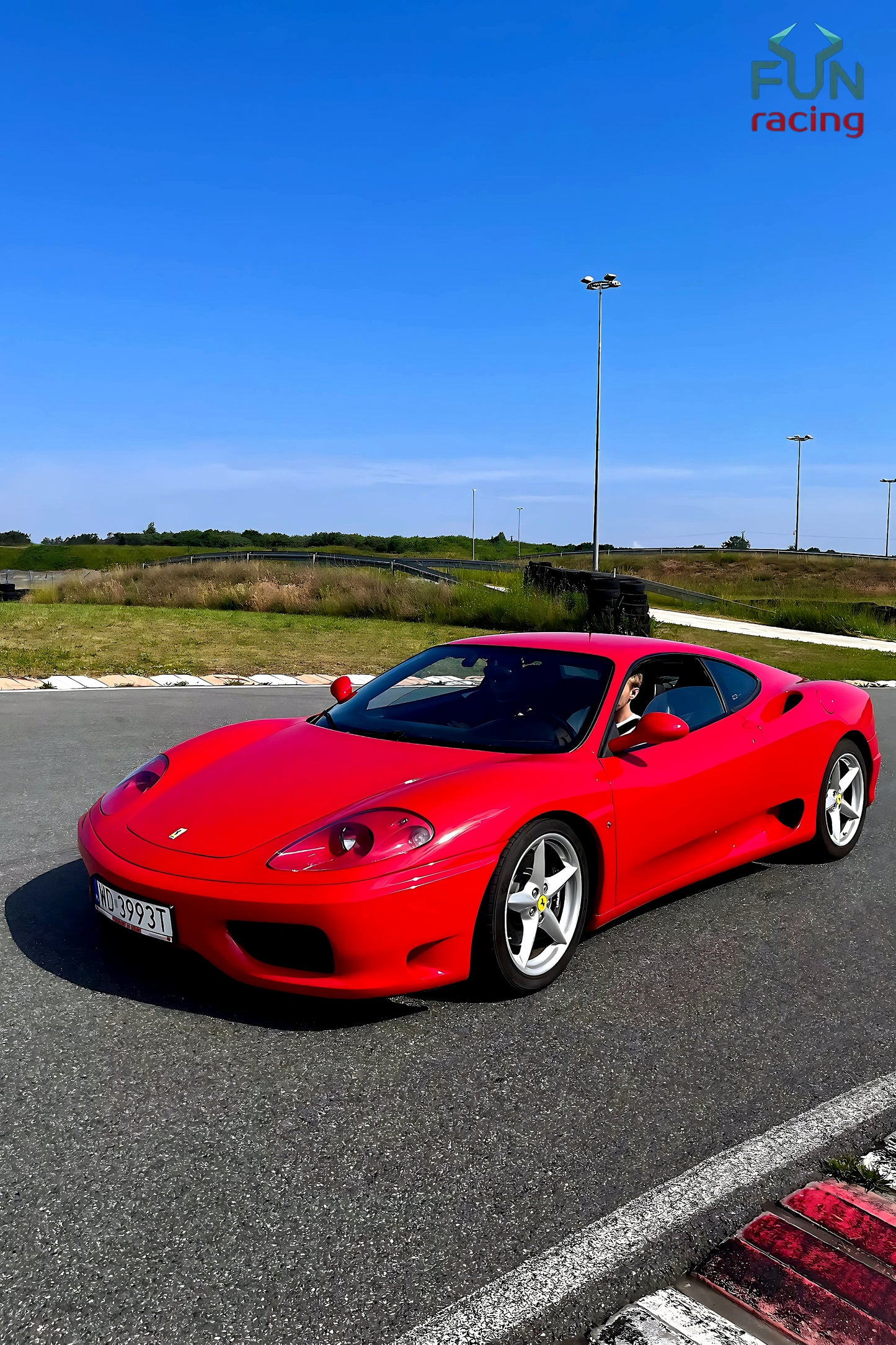 Ferrari F360 Modena ulicami miasta