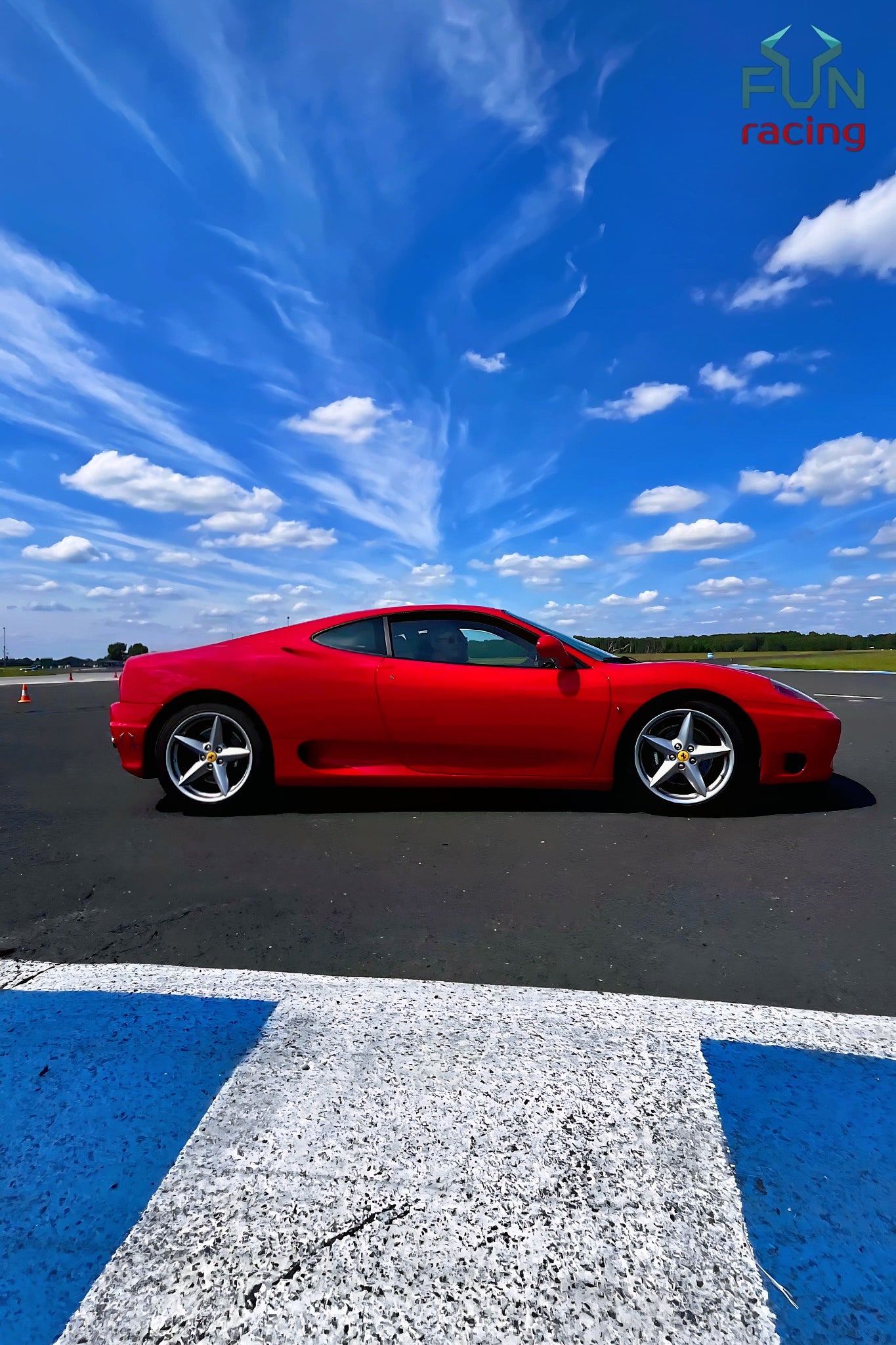 Ferrari F360 Modena ulicami miasta