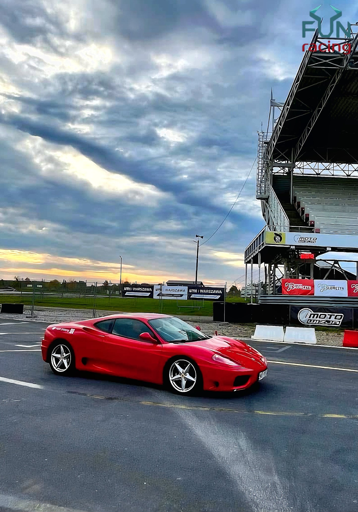 Ferrari F360 Modena ulicami miasta